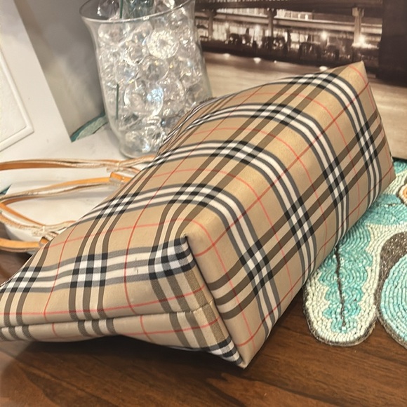 Burberry tote bag ๐ผ and cosmetic pouch ๐ in good condition beautiful clean. - Picture 8 of 16